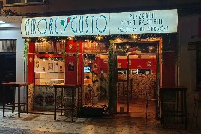 Fachada de la pizzería Amore e Gusto en Almería
