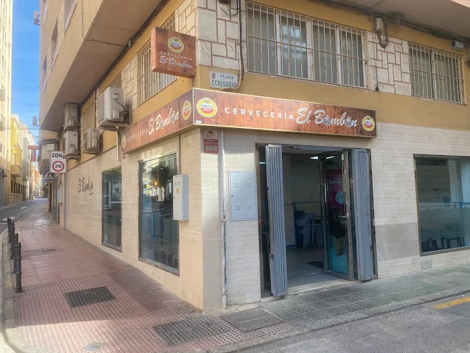Fachada de la cervecería Bar El Bombón en la plaza Echegaray de Almería