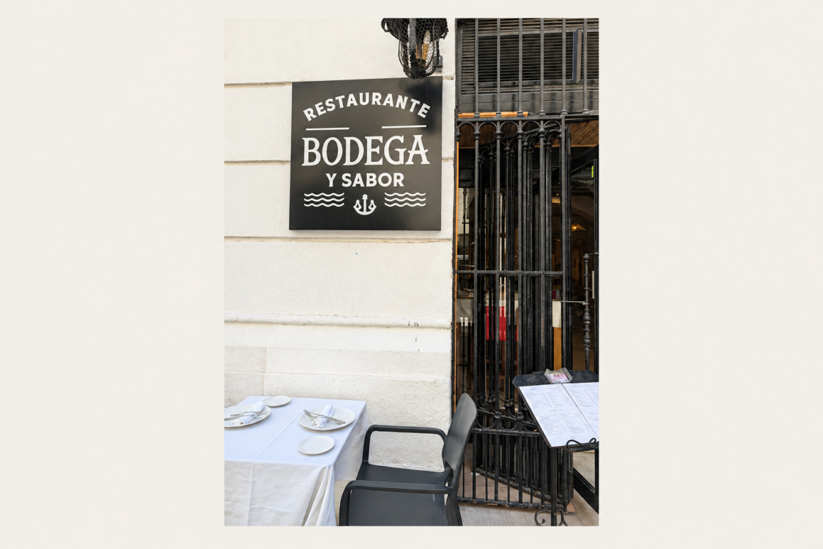 Rótulo y entrada del Restaurante Bodega y Sabor en Almería