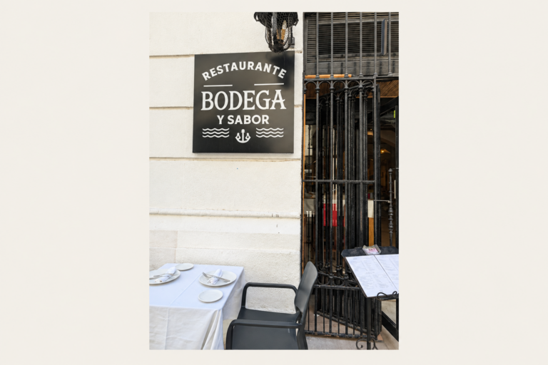 Rótulo y entrada del Restaurante Bodega y Sabor en Almería