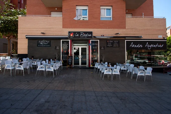 Fachada y terraza de La Piedra Resto-Bar en Almería