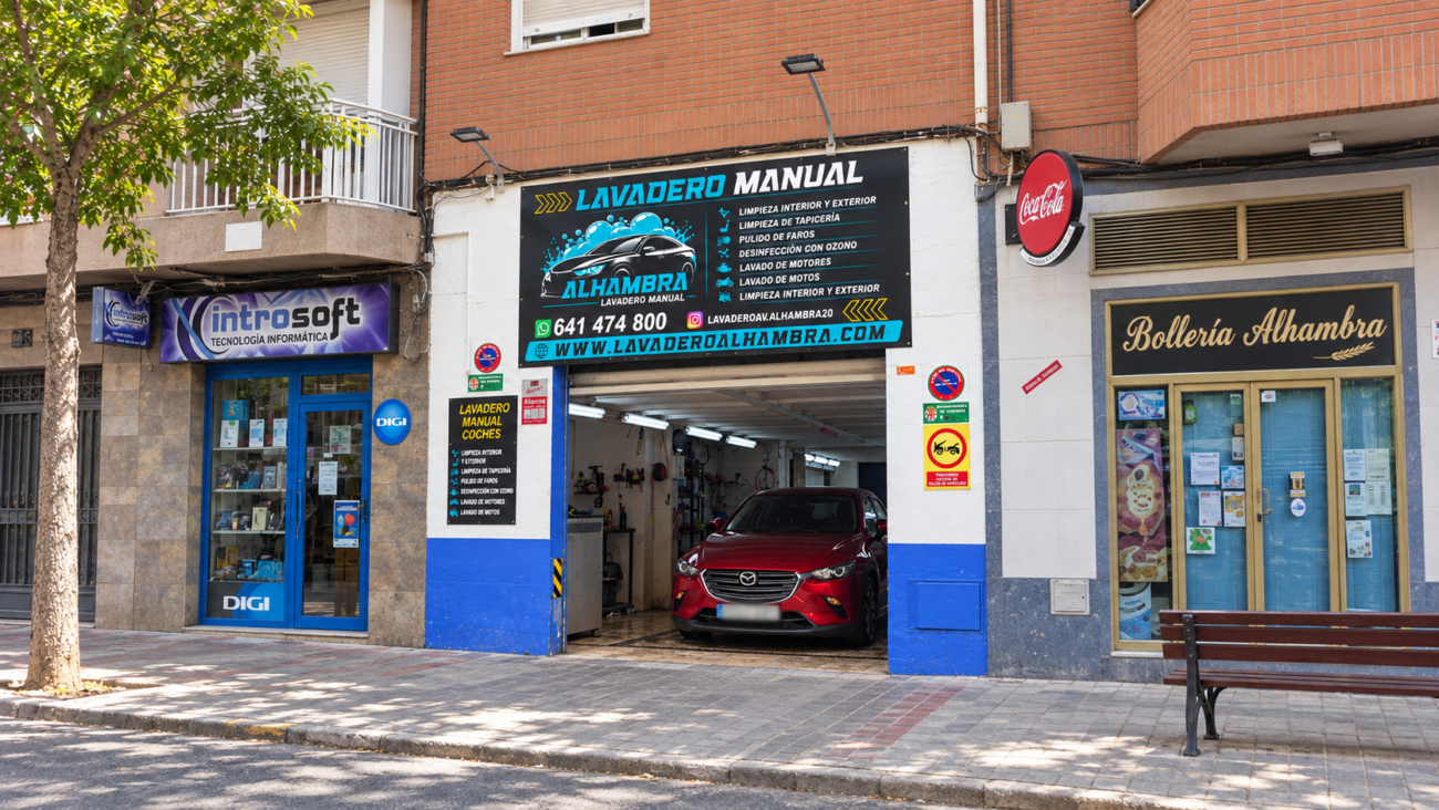 Fachada y entrada de Lavadero Alhambra 20 en El Zapillo, Almería