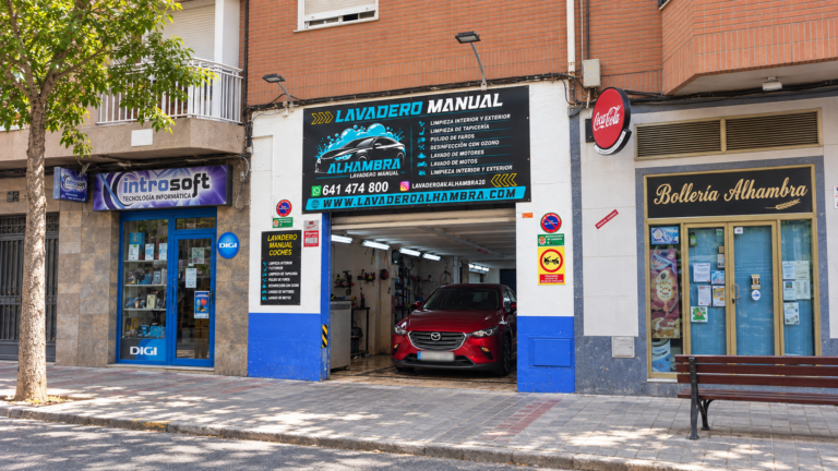 Fachada y entrada de Lavadero Alhambra 20 en El Zapillo, Almería