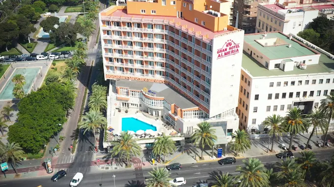 Vista aérea de Ohtels Gran Hotel Almería y su entorno