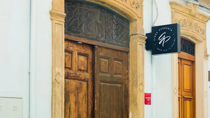 Entrada y rótulo del Restaurante Gines Peregrin en Almería