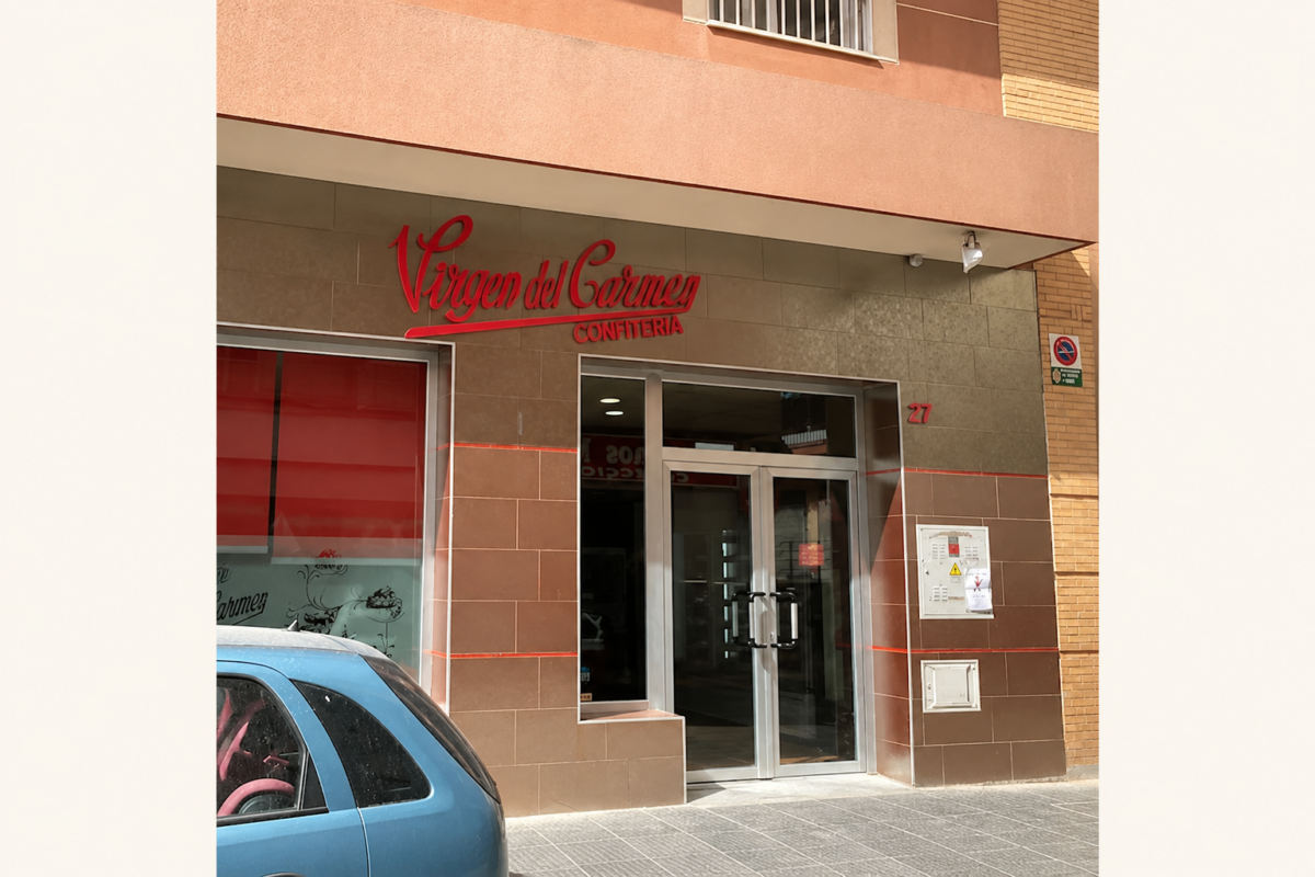 Fachada y entrada de Confitería Pastelería Virgen del Carmen en Almería
